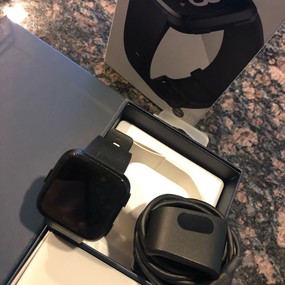 Fitbit Versa - image 2